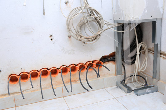 Okablowanie i puszki elektryczne w ścianie w mieszkaniu.