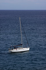Obraz premium White sailboat