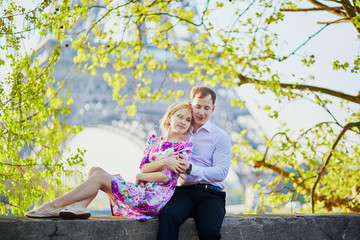 Fototapeta premium Couple in front of the Eiffel tower in Paris, France