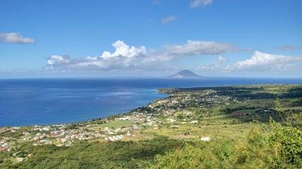 Fototapeta na wymiar forteresse à Saint-Kitts-et-Nevis et panorama sur la mer des caraïbes