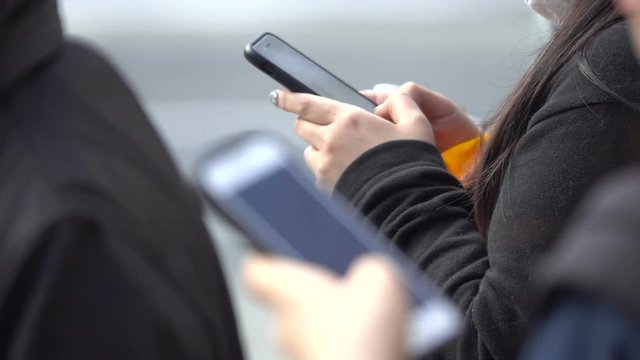 スマホを見る女性　東京　渋谷　スーパースロー　240P