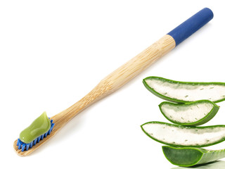 Fototapeta premium Zahnbürste mit Aloe Vera Zahnpasta