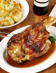 Kalbshaxe mit Knödel und Rotwein © ExQuisine
