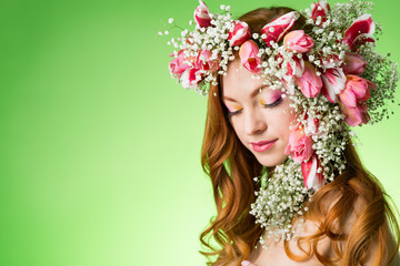 Naklejka premium woman with wearing a wreath of tulips
