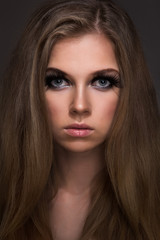 Fototapeta premium Jasne kosmetyki na młodych kobietach i czarnych ustach