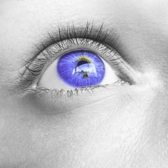 occhio femminile viola lente colorata