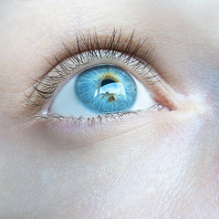 occhio femminile azzurro verde