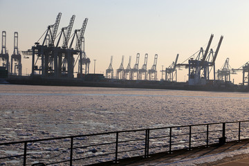 Hamburg Hafen mit gefrorener Elbe, Deutschland