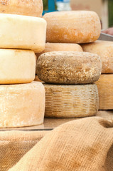 Käse auf einem italienischen Marktstand