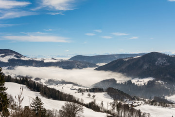 Fototapeta na wymiar Winterlandschaft mit Schnee in den Bergen
