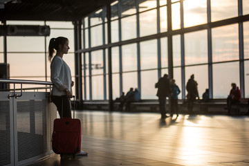 Reisende wartet in Terminal auf den Flüg