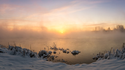 Туманный рассвет на озере зимой, Россия, Урал, 