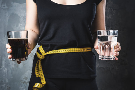 Gewichtsreduzierung Diät Konzept (Cola gegen Wasser)