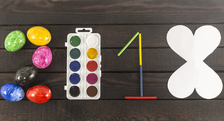 Formed the year: 2018 with eggs, watercolors, sticks and white paper hearts.