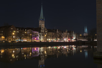 Fototapeta na wymiar Beleuchtete Altstadtinsel am Abend