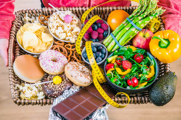 Süssigkeiten Gegen Obst und Gemüsse (Diät Konzept)