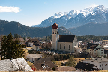 Fototapeta na wymiar Thüringen in Vorarlberg mit Kirche im März