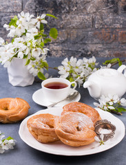 Powdered choux pastry with tea.