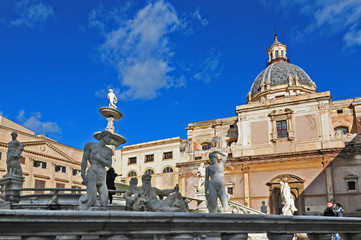 Palermo, la fontana di Piazza Preoria  e chiesa di Santa Caterina