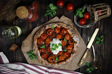 домашняя закрытая пицца с помидорами и сливочным сыром  - obrazy, fototapety, plakaty