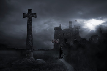 Kreuz und Wächter nachts vor englischer Burg
