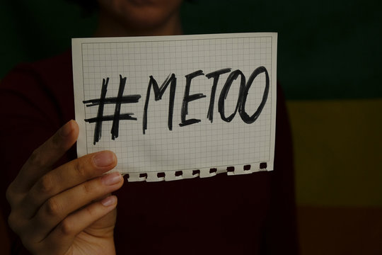woman showing a note with the text me too
