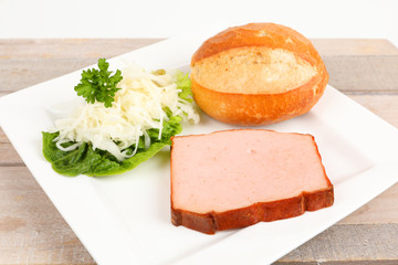 gebackener Leberkäse mit Brötchen