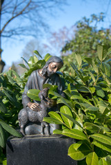 Jesus mit einem Lamm zwischen Kirschlorbeer