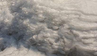 Textur aus mehreren Schichten gefrorenen Wassers als dicke Eisschicht