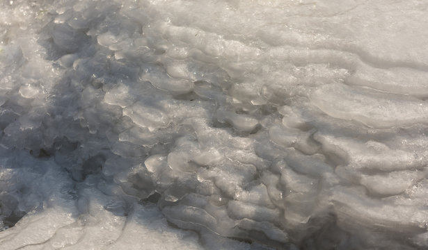 Textur aus mehreren Schichten gefrorenen Wassers als dicke Eisschicht