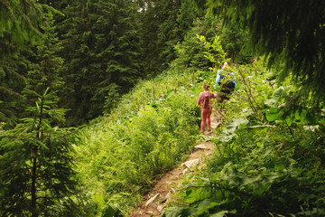 За ручкой с мамой по дорожке