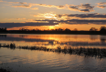Fototapeta na wymiar Sonnenuntergang an einem stillen See