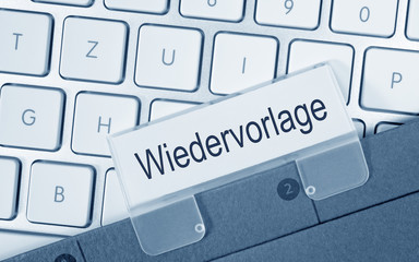 Wiedervorlage Ordner mit Text auf Computer Tastatur im Büro