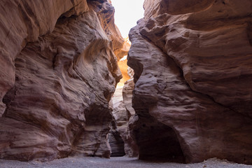 Belle formation géologique dans le désert, itinéraire de marche du canyon de grès coloré
