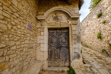 Ancienne porte (17 siècle) de village Simiane-la-Rotonde. Provence, France.