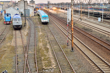 Pociągi na bocznicy w pochmurny dzień © W Korczewski