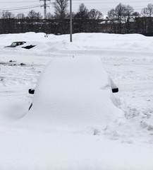 Fototapeta na wymiar cars under the snow