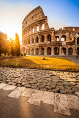 Kolosseum bei Sonnenaufgang, Rom, Italien