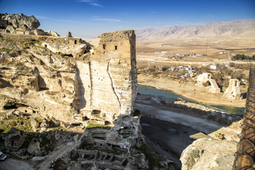 Fototapeta premium The landscape of the Hasankeyf region. Ancient residential area in Anatolia, Turkey
