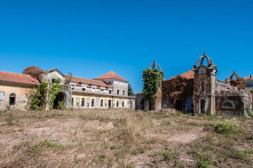 Fototapeta na wymiar Fábrica em ruínas e abandonada