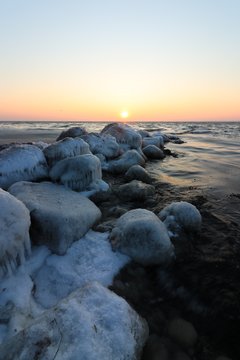 malerische Buhne mit vereisten Steinen an der Ostsee im Winter