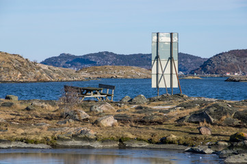 Sittplatserna vid skylten på udden.