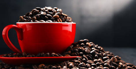Samenstelling met rode kop koffie en bonen