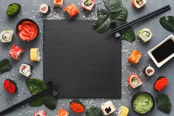Poster Im Rahmen Quadratischer schwarzer Schiefer mit Sushi auf grauem Hintergrund © Prostock-studio