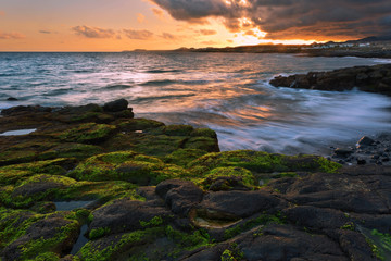 Obraz premium sea sunset at stones beach
