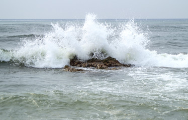 Naklejka premium water splashes, wave and stones, foam cap