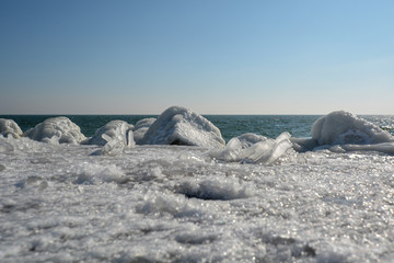 Nahaufnahme. Gefrorene Gr&auml;ser, Eisformationen auf der Kaimauer in Sassnitz 