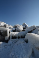 Eiszeit - eisüberzogener Schutzwall - Mole am Hafen Sassnitz, Rügen