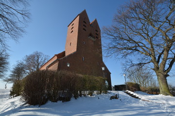 Fototapeta premium Kirche in Göhren auf Rügen im Winter