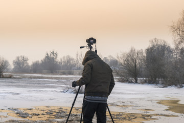 fotograf krajobrazu na porannym zimowym plenerze